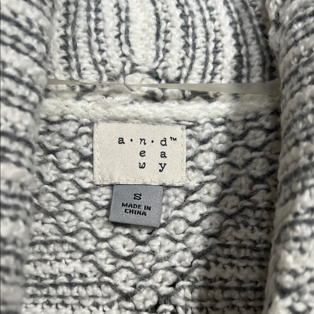 Cozy Gray Patterned Women's Sweater - Picture 2 of 6